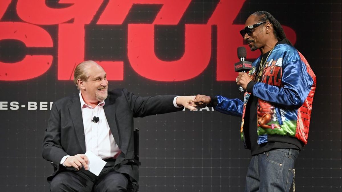 Announcer Al Bernstein (L) fist-bumps rapper Snoop Dogg during a news conference for Triller Fight Club's inaugural 2021 boxing event at The Venetian Las Vegas on March 26, 2021 in Las Vegas, Nevada. (Photo by Ethan Miller/Getty Images) 